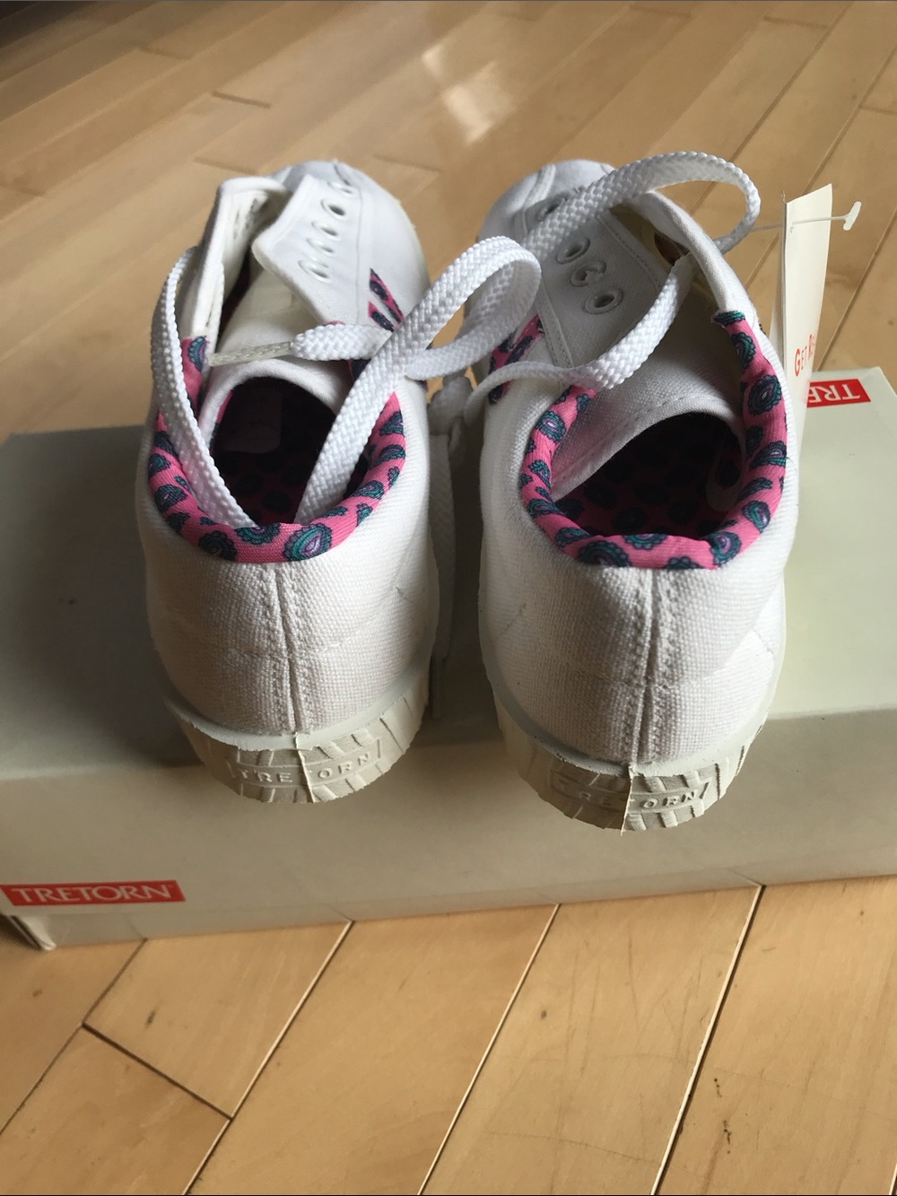 NWT women’s Tretorn Nylite white canvas tie Sneakers w pink paisley w box 8 - Picture 3 of 9